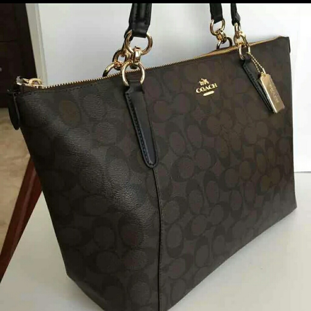 Authentic Coach Tote w/ matching Wrislet
